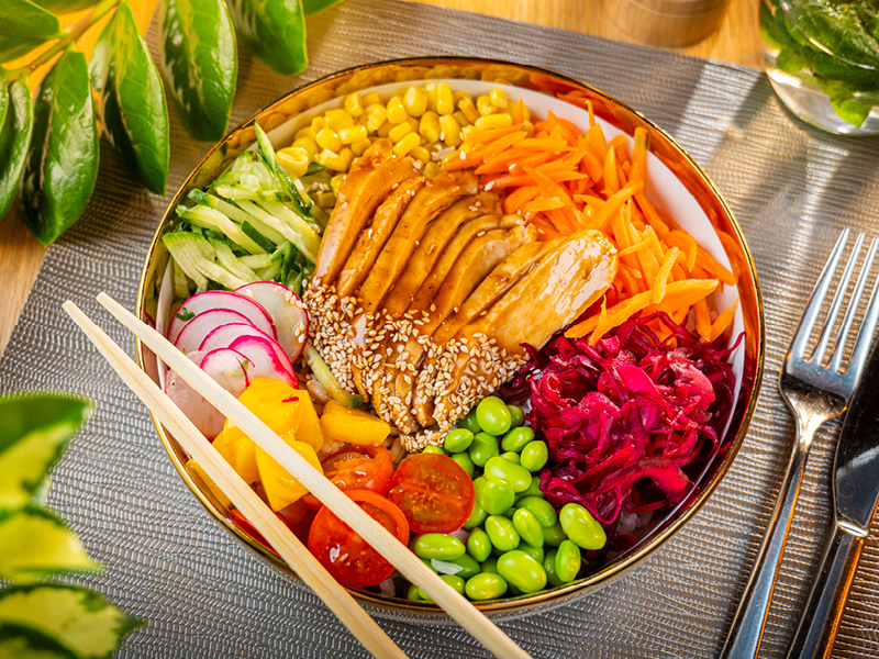 Poke bowl s jasmínovou ryžou, čerstvou zeleninou a mangom