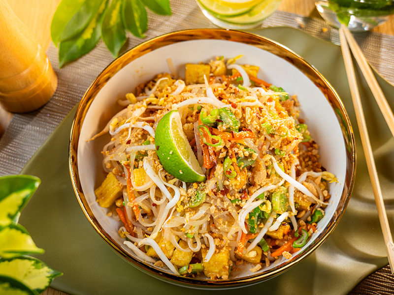 Pad Thai pražené ryžové rezance s vajíčkom, čerstvou zeleninou,