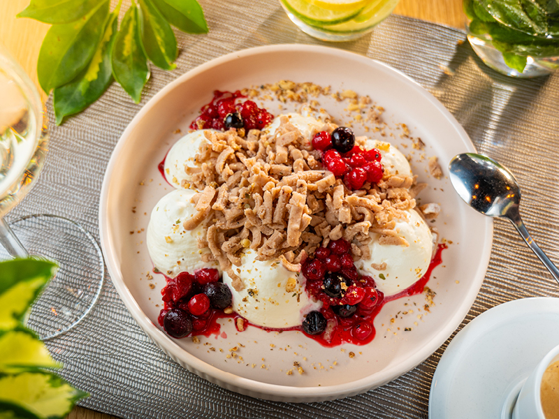 Gaštanové pyré s mascarpone, chrumkavými orieškami a ovocím